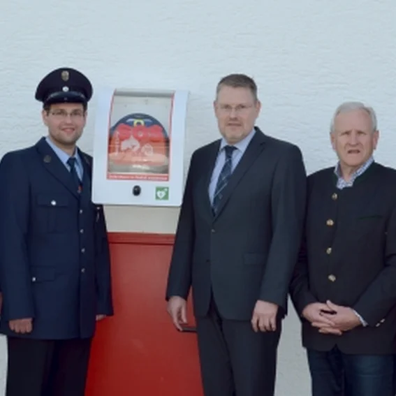 spendenbergabe_wandkasten_aed_08052015_web.jpg